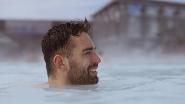 Man avkopplande i Lagunen Geotermisk Spa — Stockvideo