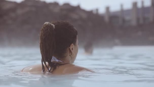 Mulher Relaxante na Lagoa Geotérmica Spa — Vídeo de Stock
