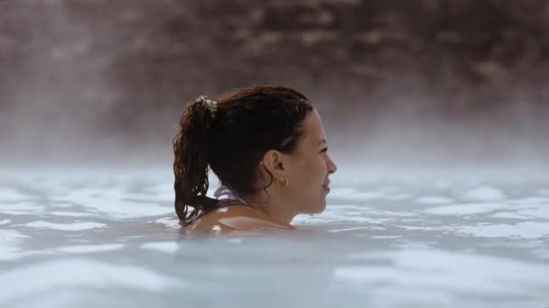 Femme se détendre dans la lagune géothermique Spa — Video