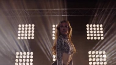 Yetenekli Genç Kadın, Okullarda Enerjik Dans Ediyor