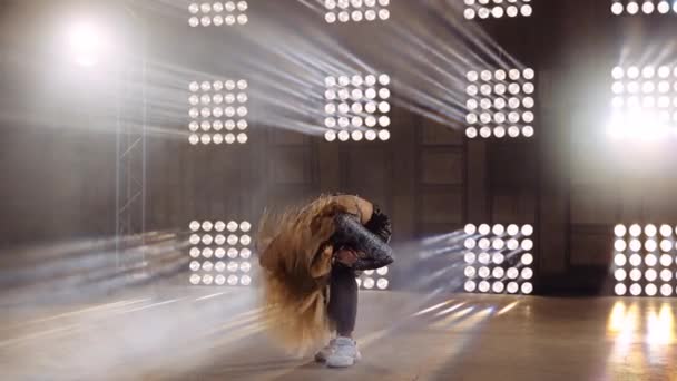 フルボディの女踊りのショットとスポットライトに対してセージで彼女の髪をスワイプ — ストック動画