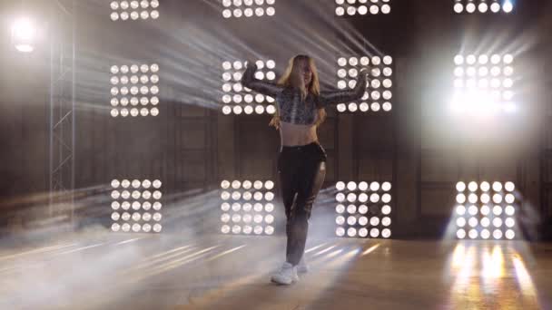 Die Tänzer mit den langen blonden Haaren fegen über den hölzernen Tanzboden — Stockvideo