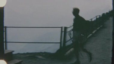 Sırt çantalı bir yürüyüşçü bir dağ yoluna çıkar, bir izleme platformuna ulaşır, ve bir teleskopla manzarayı gözlemler, 8mm 'lik bir filme çekilir, düşünceli ve maceracı bir görsel ortam yaratır..