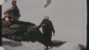 8mm 'lik kadın yürüyüşçünün karlı dağlardaki kayalara tırmanışının eski moda cazibesiyle maceralı bir kış manzarası yakaladığı klasik bir film..