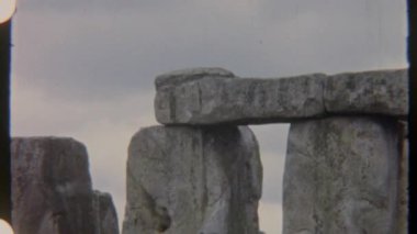 Majestic Stonehenge 8mm 'lik bir filmde bulutlu gökyüzü çekimine karşı, taşların karmaşık düzenini gözler önüne seriyor..