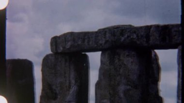 8 mm 'lik film, İngiltere' deki tarih öncesi Stonehenge megaliths 'i, antik, görkemli varlıklarını ve zamansız manzaralarını vurguluyor..
