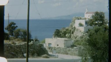 Denize bakan sakin bir sahil köyünün 8mm 'lik klasik filmi. Huzurlu ve resim havasında..