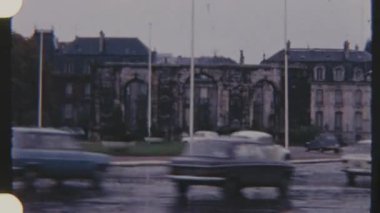 Araçlar Paris 'te bir kavşakta hareket ediyor, 8 mm' lik bir filme çekiliyor, eski ve yeni mimarinin karışımı ile hareketli bir şehir ortamı sergiliyor..