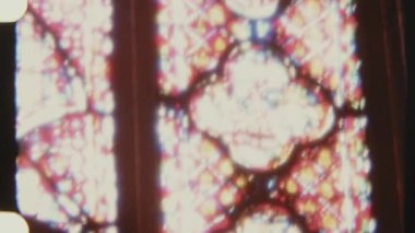 Reims Katedrali 'nin karmaşık vitraylı pencere kalıplarına yakın plan, 8 mm' lik filmle çekildi, kamera pencerenin ek kısımlarını görüntülemek için çalışıyor..