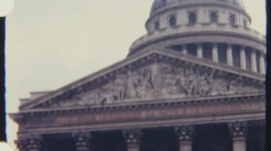 Paris Panteon Kubbesi 'nin ihtişamını yansıtan 8mm' lik klasik bir film, mimari ayrıntılarını ve nostaljik tarzda tarihsel önemini vurguluyor..