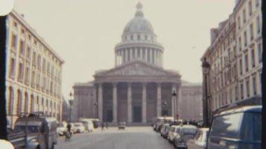 8mm 'lik klasik film Paris Panteonu' nu çekiyor, büyük mimarisini ve hareketli şehir yaşamını retro-stil çekimlerinde sergiliyor..