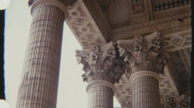 Büyük Korint sütunlarını yakalayan klasik 8mm film, karmaşık mimari ayrıntıları ve tarihi zarafeti vurguluyor.