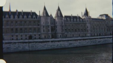 Paris 'teki Seine Nehri boyunca uzanan Conciergerie' nin büyük bir görüntüsü, 8mm 'lik filmle çekilmiş, karmaşık mimarisini ve aşağıdaki sakin sularını gözler önüne seriyor..