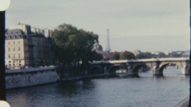 Paris 'teki Seine Nehri' nin karşısındaki Pont Neuf 'un sakin manzarası. Arka planda Eyfel Kulesi var. Gündüz vakti çekilen 8 mm' lik bir film..