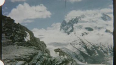 Uçsuz bucaksız bir dağ buzulu, 8mm 'lik bir filme çekilip engebeli araziyi ve sakin atmosferi gözler önüne seriyor..