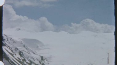 8mm 'lik filme çekilen karla kaplı dağların geniş bir manzarası manzaranın büyüklüğünü ve ihtişamını gözler önüne seriyor..