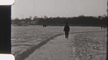 8 mm 'lik Retro film, sakin bir kış manzarasıyla çevrili karlı bir yolda paten kayan birini çekiyor. Kumlu film dokusu ve serin tonlar nostaljik bir yalnızlık ve mevsimsel güzelliği çağrıştırıyor..