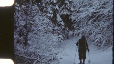 Bir kayakçı 8 mm 'lik bir filmle karla kaplı bir orman yolunda süzülür, patika kışın ağaçlarla kaplanır ve kayakçı hareketi macera hissi katar..