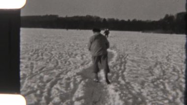 Bir adam karlı bir arazide paten kayıyor, 8 mm 'lik bir filme çekiliyor, nostaljik ve maceracı bir görsel hava yaratıyor..