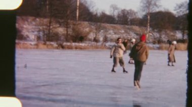 Bir grup insan donmuş bir gölde buz pateni yapıyor, 8mm 'lik bir filme çekiliyor, nostaljik ve neşeli bir görsel ortam yaratıyor..