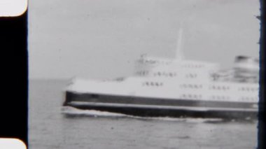 Büyük bir okyanus macerası için açık denizlere yelken açan büyük bir geminin 8 mm 'lik görüntüsü.