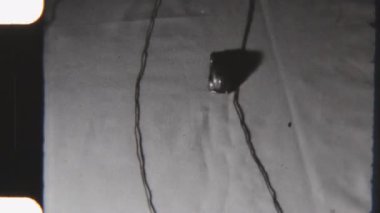 Randers 'dan Kiel' e el yapımı minyatür bir yolda seyahat eden klasik bir VW Beetle 'ın yaratıcı stop-motion görüntüleri.