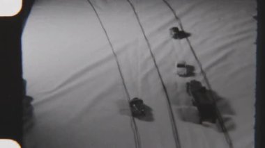 8mm 'lik siyah beyaz oyuncak arabaların Karlsruhe' de mola verip minyatür yolculukta oyuncu hareketleri ve klasik cazibeyi yakaladığı bir yol haritası.