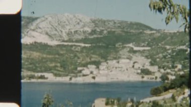 Hırvatistan 'ın büyüleyici bir sahil kentini büyüleyici bir arka planla yakalayan 8mm' lik klasik film, nostaljik sahil güzelliğini anımsatıyor