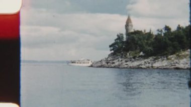 Villa Castello 'nun görüntüsü ile engebeli bir kıyı şeridinde gezinen teknelerin nostaljik deniz kenarı cazibesini ve kıyı zarafetini yakaladığı 8mm' lik klasik bir film.