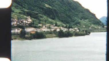 Yeşillik yeşil Alp dağları arasında yuva yapmış barışçıl bir Avrupa göl kenarı topluluğunun eski dünya cazibesini ve doğal güzelliğini yakalayan 8mm 'lik klasik filmi.