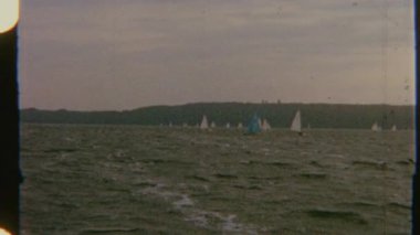 Dalgalı sularda çok sayıda yelkenli dolaşır, 8 mm 'lik bir filme çekilir, dinamik ve hafif bulanık bir görsel hava yaratır..