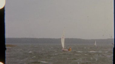 Yelkenliler dalgalı sularda yüzerler, 8 mm 'lik bir filme yakalanırlar. Suda süzülürken macera ve hareket hissi duyarlar..