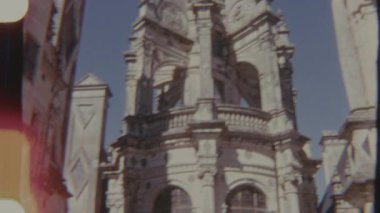 8 mm 'lik bir film, Chateau de Chambord' un bir fener kulesini açık mavi gökyüzüne yansıtır. Kamera, karmaşık mimari detaylarını ortaya çıkarmak için yukarı doğru eğilir..