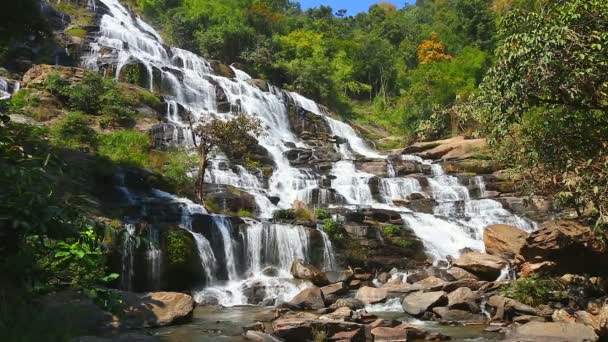 Vodopád v Doi Inthanon národní Park — Stock video