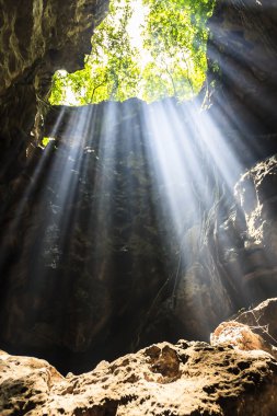 Güneş ışığı mağarada