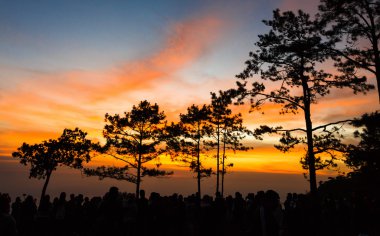 Parlak kırmızı, turuncu gündoğumu