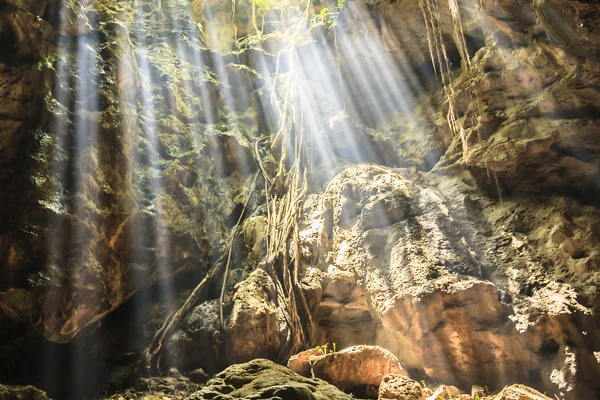 Luz solar en cueva — Foto de Stock