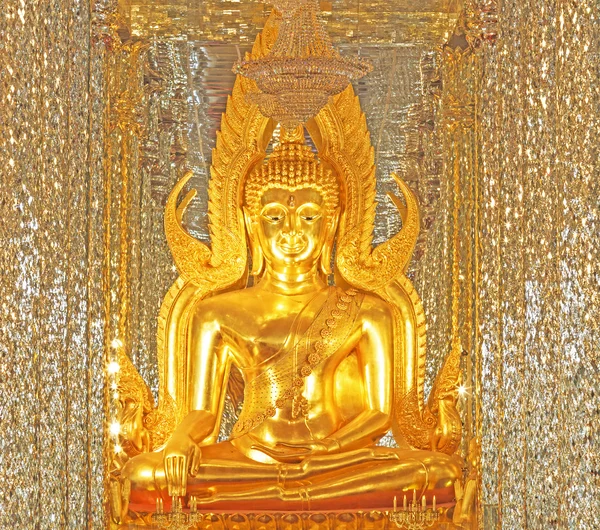 Goldener Buddha im Altarglas — Stockfoto