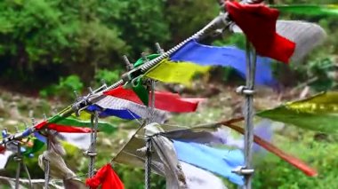 Budist dua bayrakları rüzgarda