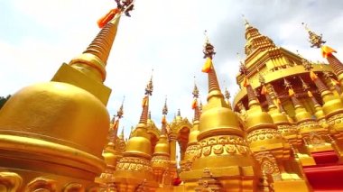 Golden pagoda Wat-Sawangboon Tapınak