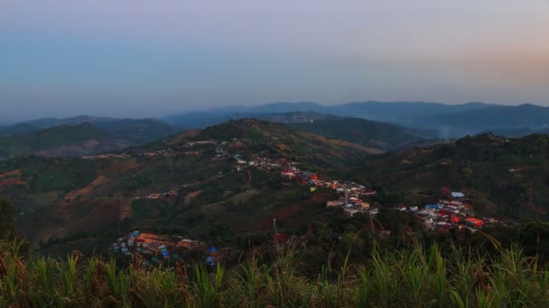 Landschaft in den Bergen bei Sonnenuntergang — Stockvideo