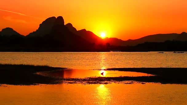 Göl kenarında güzel günbatımı sahne — Stok video