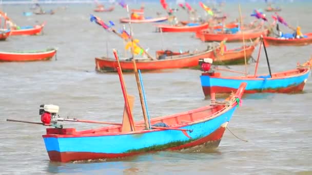 Ditinggalkan retro perahu di atas air — Stok Video