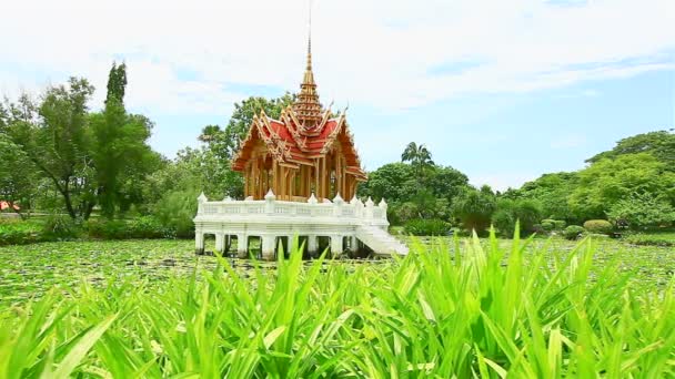 Thailändischer Tempel auf dem Wasser — Stockvideo