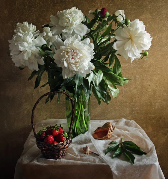 Natürmort peonies çilek ve deniz kabuğu ile