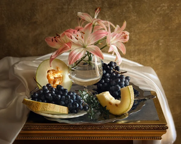 Nature morte avec lys blancs, raisins et melon — Photo