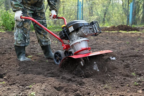 Férfi dolgozó a kerti előkészítése földi Kultivátor — Stock Fotó