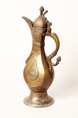 Beyaz bir arka plan üzerinde eski şarap sürahisi