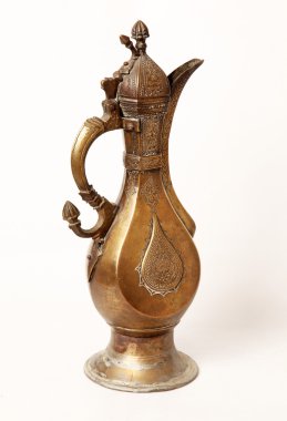 Beyaz bir arka plan üzerinde eski şarap sürahisi