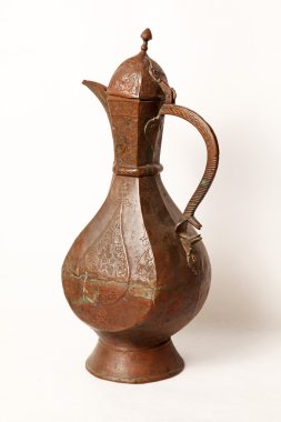 Beyaz bir arka plan üzerinde eski şarap sürahisi